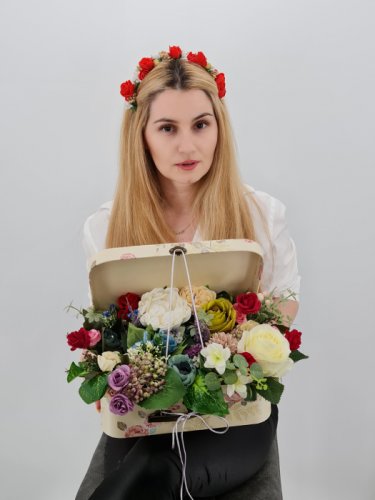 Aranjament floral - valiza cu flori 3