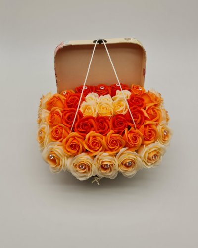 Set cadou - trandafiri sapun - valiza cu flori 5